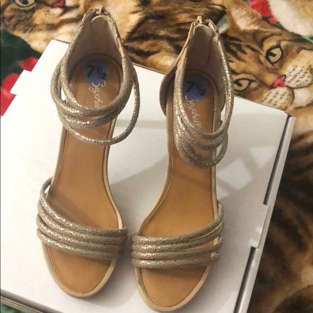 Heel shoes. Gold colour details